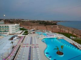 KING EVELTHON BEACH HOTEL